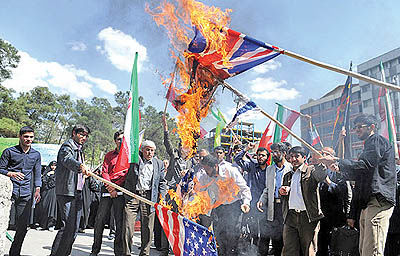 تجمع دانشجویان دانشگاه تهران در محکومیت کشتار مردم بحرین