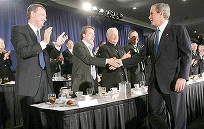 دیدار بوش با خودروسازان آمریکا