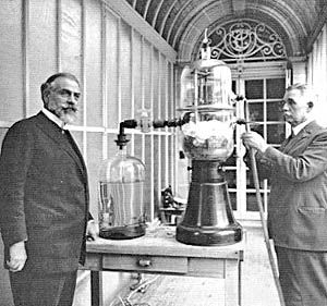 تولد مخترع لامپ نئون