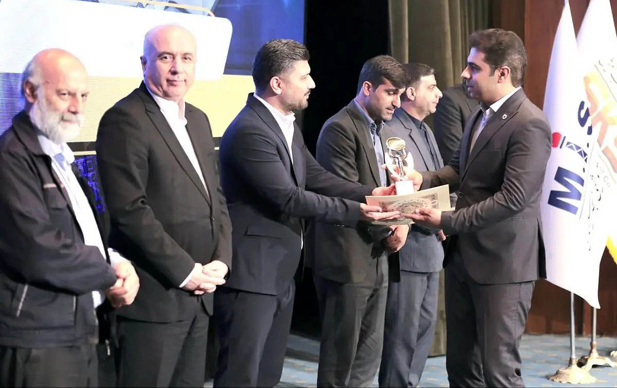 تندیس زرین رضایتمندی مشتریان برای شرکت توسعه آهن و فولاد گل‌‌‌گهر