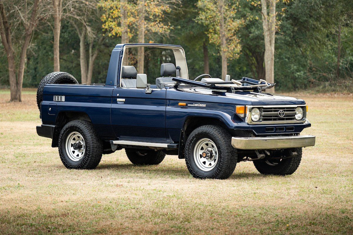 نمای تویوتا لندکروزر سری ۷۰ مدل HZJ73 با بدنه کروک و شیشه جلوی تاشو در فضای باز.