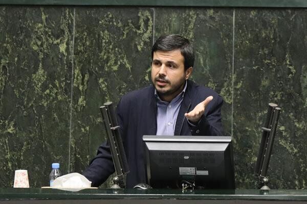 انتقاد تند یک نماینده از وضعیت آلودگی هوا/ اگر قرار است اوایل هفته آینده تعطیل شود، الان اعلام کنید