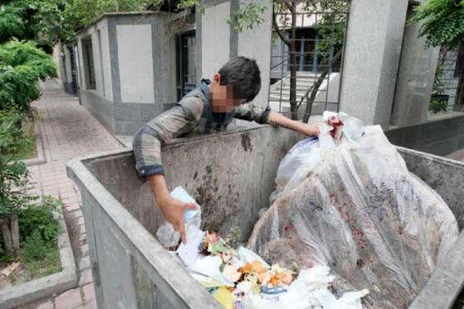 زاکانی از کودک زباله‌گردی که کتک خورد دلجویی کرد/ عکس
