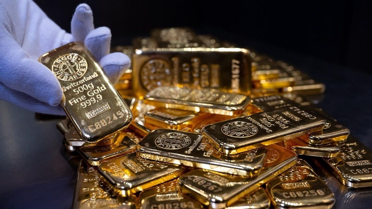 Spot Gold Slips to $4,527.60 per Ounce as Strong Dollar Caps Bullion