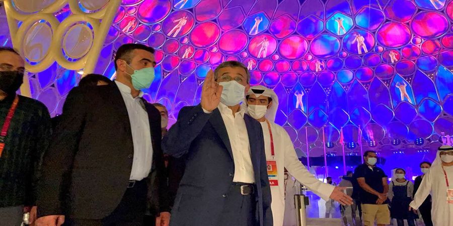 عکسی متفاوت از احمدی نژاد پای دار قالی 