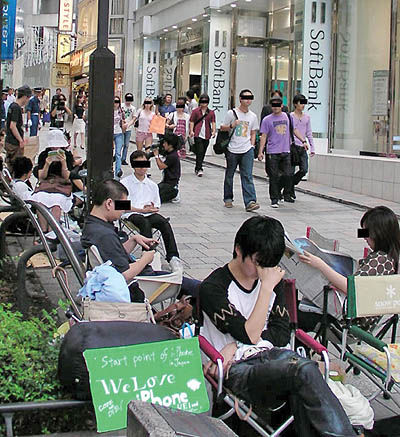 ژاپنی‌ها هم برای آیفون صف کشیده‌اند