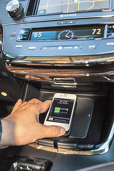 تولید خودرو با امکان شارژ بی‌سیم تلفن‌های هوشمند