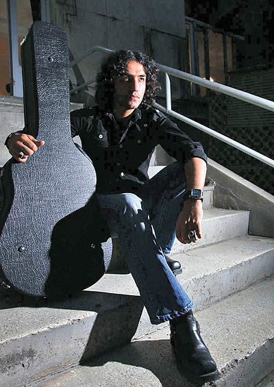 رضا یزدانی پس از سال‌ها «کافه نادری» را اجرا می‌کند