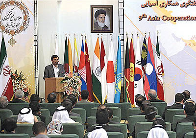 انتقاد احمدی‌نژاد از نظام ارزی جهانی