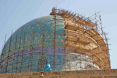 مرمت گنبد مسجد امام اصفهان در نیمه راه