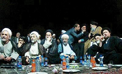 تماشای مناظره کاندیداهای ریاست‌جمهوری در حرم امام(ره)