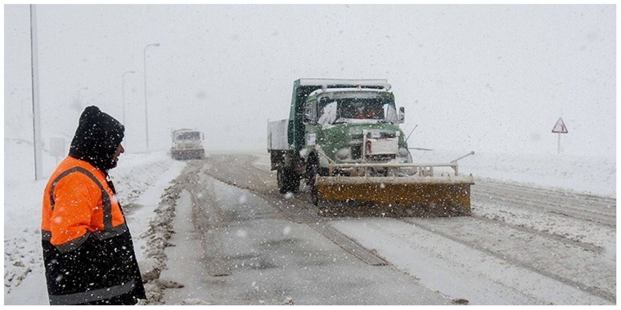 کولاک شدید و بارش برف این جاده کشور را مسدود کرد