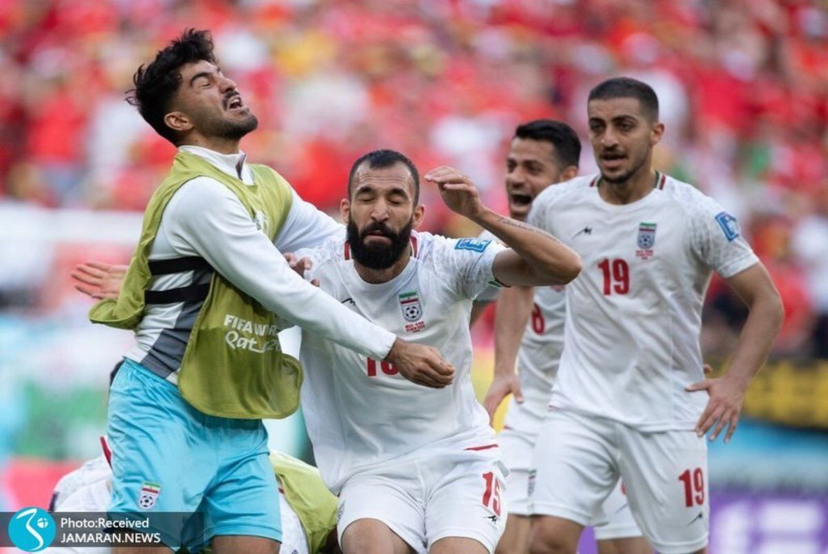سجده شکر دو ملی پوش ایران در پایان دیدار با ولز+عکس