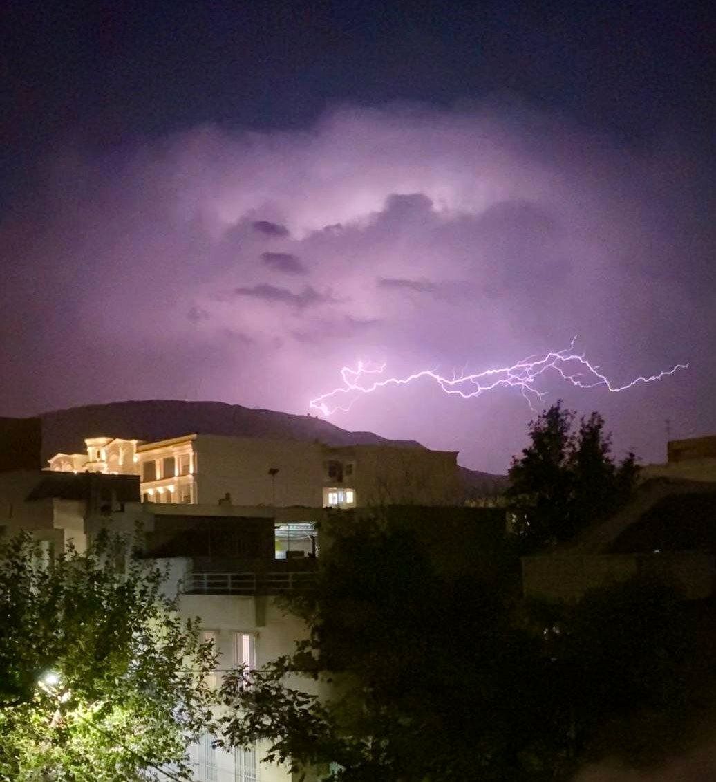 قابی زیبا از رعد و برق در آسمان شهر کرج + عکس