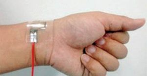 اندازه‌گیری فشار خون  و نبض با پوست الکترونیکی