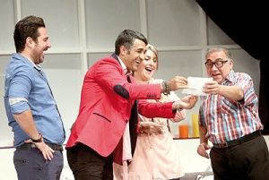 شوخی فرهاد اصلانی در افتتاح نمایش «پپرونی برای دیکتاتور»