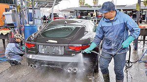 شستن ماشین‌ها بدون آب