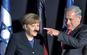 نتانیاهو برای مرکل سیبیل هیتلری گذاشت