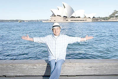 جکی چان از اپرای سیدنی پایین می‌پرد