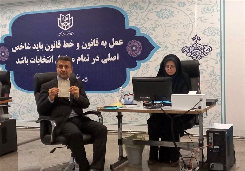حسن محمدیاری در انتخابات ثبت‌نام کرد