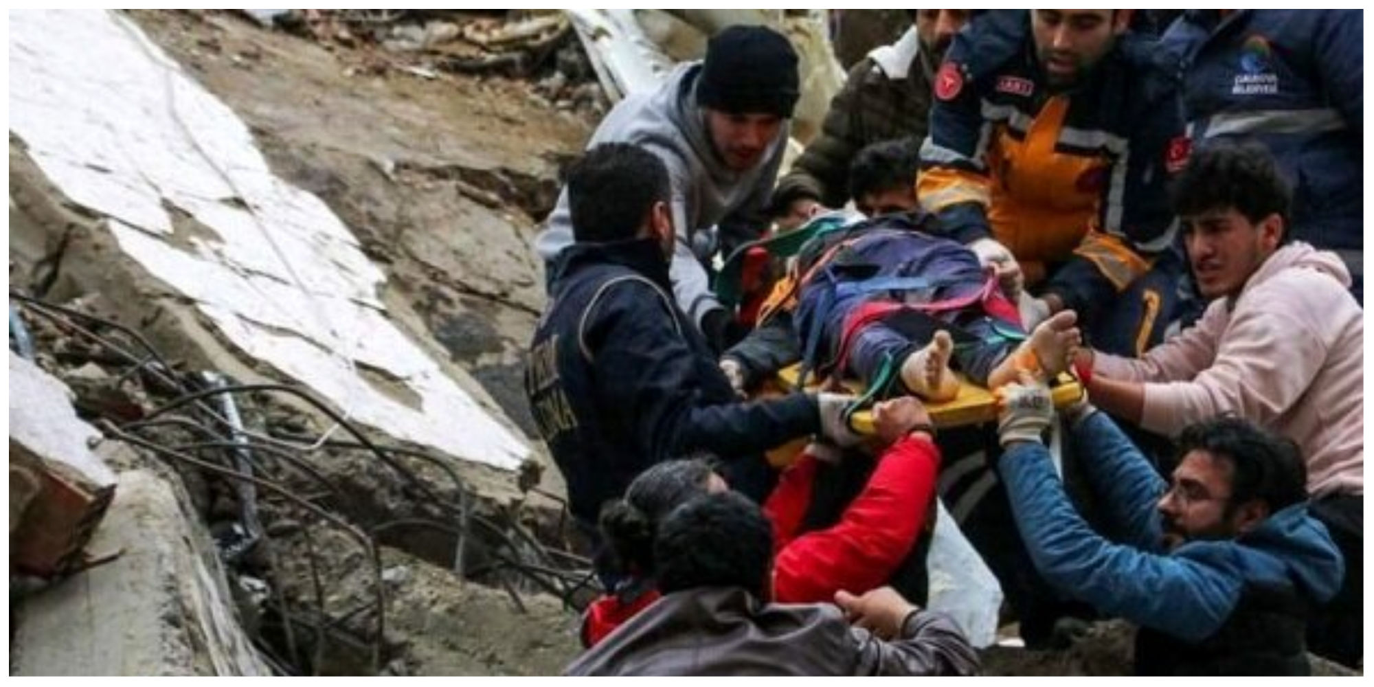 نجات ۳ ترکیه ای از زیر آوار توسط ایرانی ها