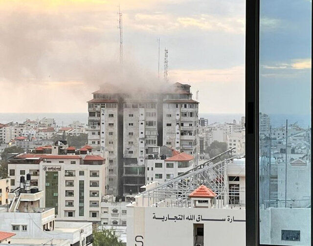  لحظه فرو ریختن برج فلسطین در پی حملات هوایی اسرائیل+فیلم
