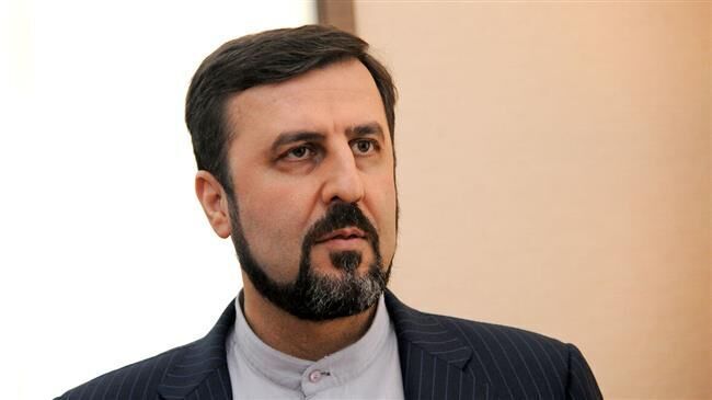 غریب آبادی: خواننده آمریکایی با حرکت زشتش کرامت انسانی را لجن مال کرد