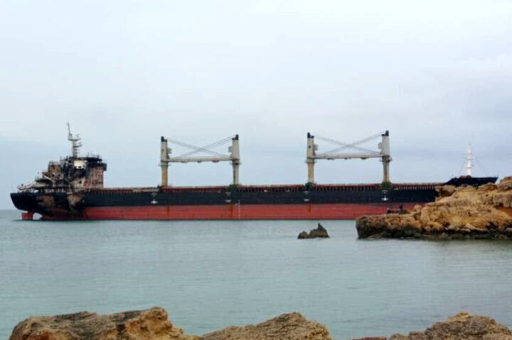 یک کشتی بعد از اصابت موشک در ساحل قشم به گل نشست/ «مایوره ناره» با پرچم تایلند تردد می‌کرد