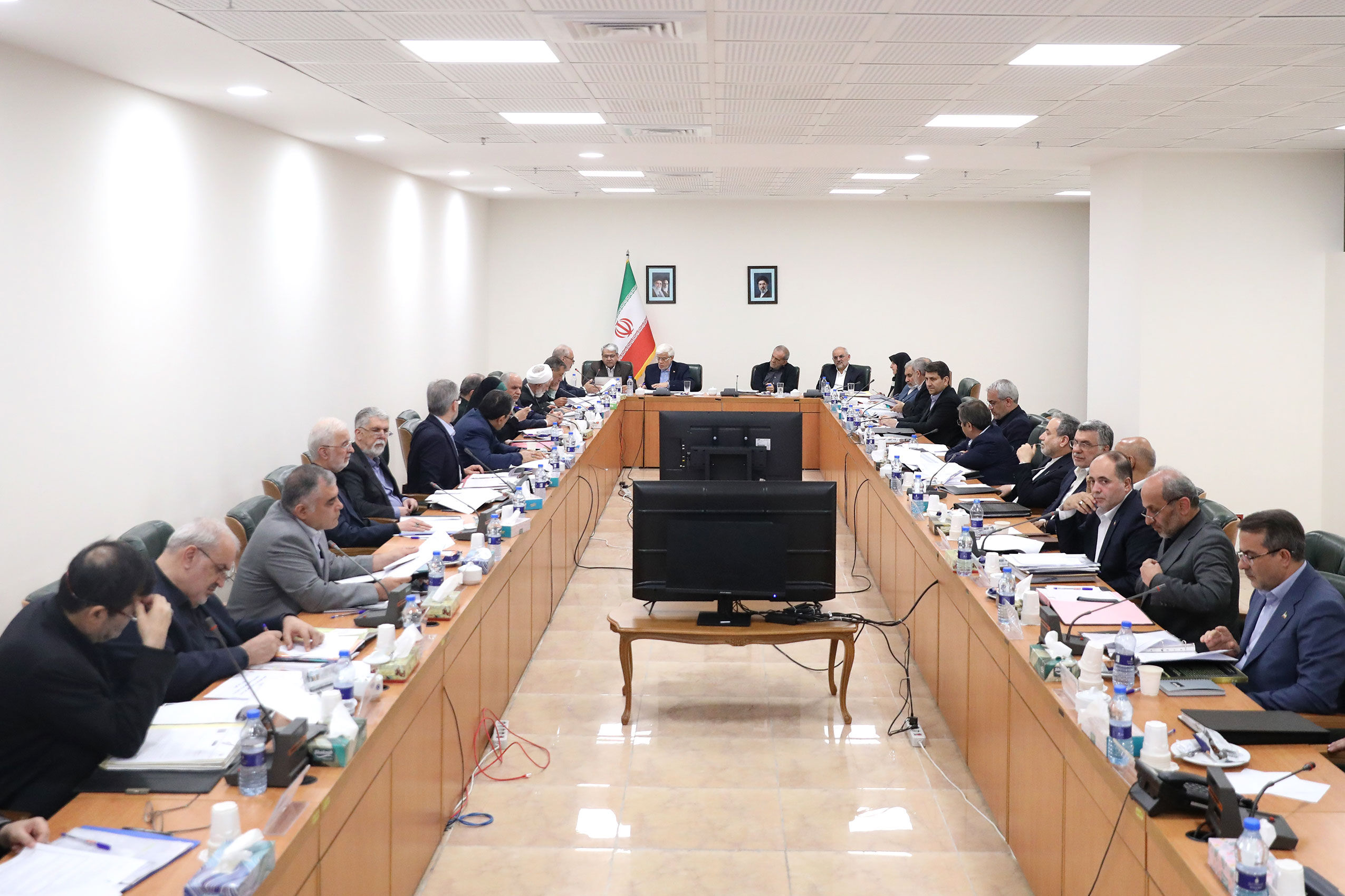  گپ و گفت همتی و پزشکیان/ پیمان جبلی در جلسه هیأت دولت پس از انتقادات از صدا و سیما