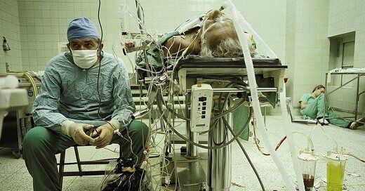 تصویری دیدنی از یک جراح قلب پس از  ۲۳ ساعت جراحی!