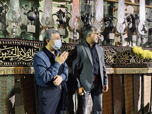 حضور احمدی‌نژاد در مراسم شب تاسوعای حسینی+ عکس 