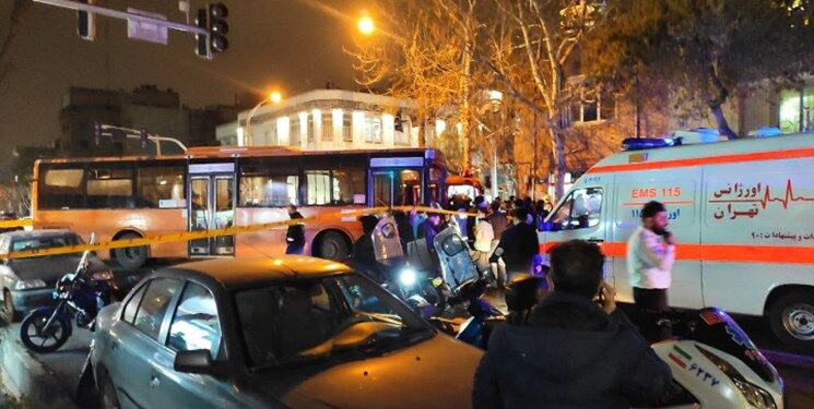 برخورد اتوبوس با خودروی آتش نشانی حادثه آفرید