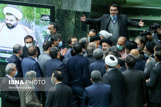 عکسی از حضور بدون ماسک رئیسی در جمع نمایندگان