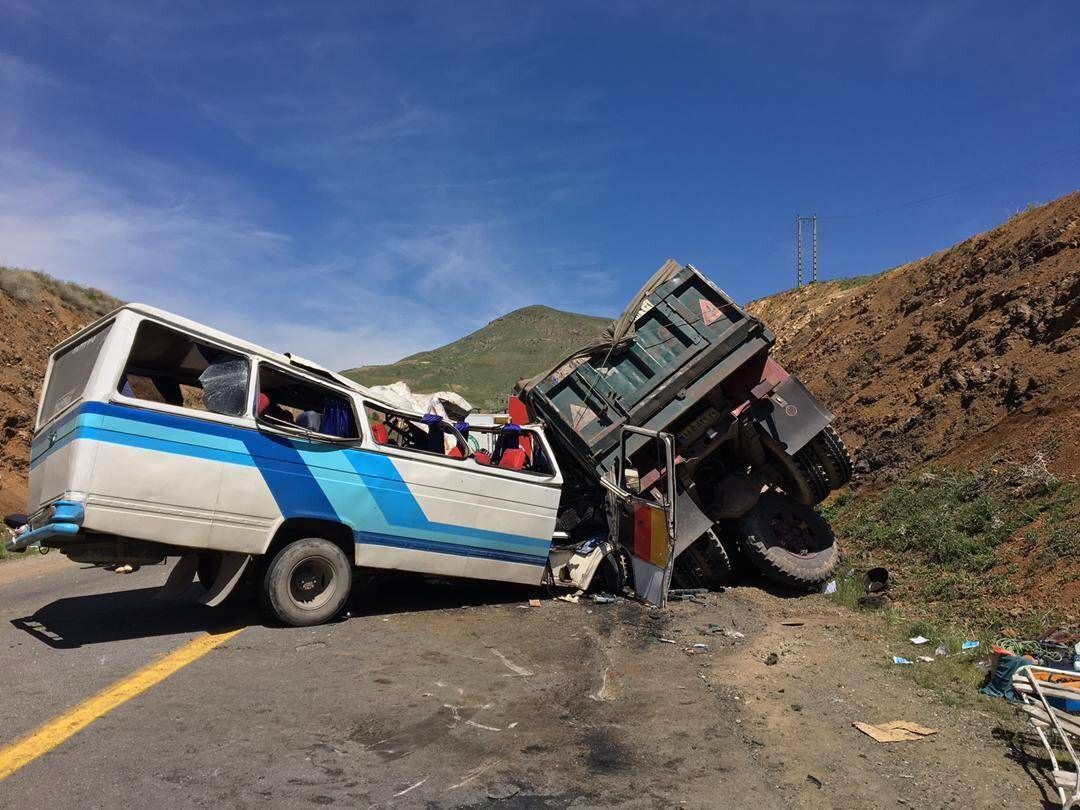 تصادف شدید یک مینی‌بوس با کامیون+عکس