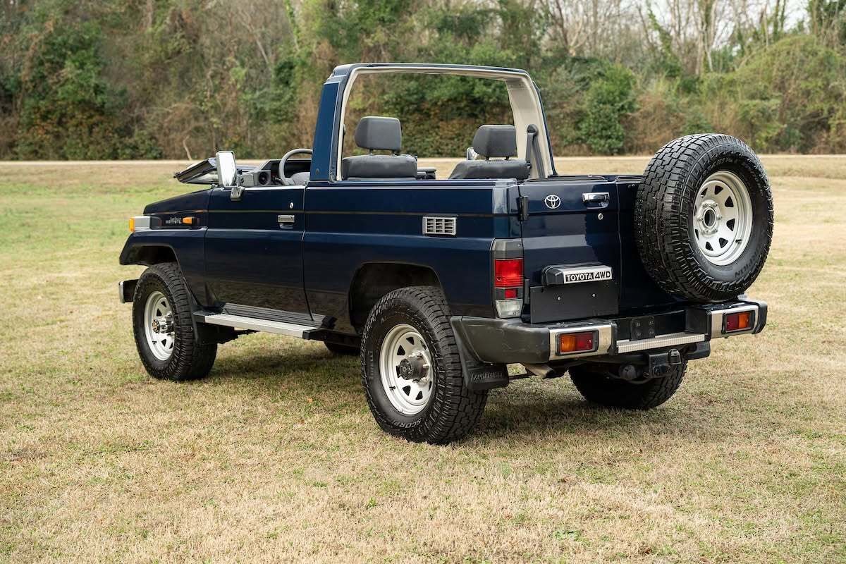 نمای تویوتا لندکروزر سری ۷۰ مدل HZJ73 با بدنه کروک و شیشه جلوی تاشو در فضای باز.