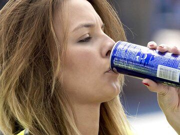 خطرات نوشیدن زیاد انرژی زاها برای بدن