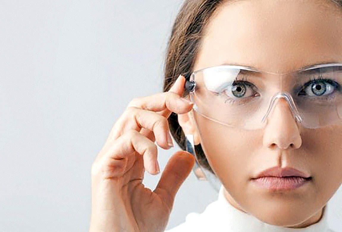 ابداع عینک هوشمندی که تصاویر را مستقیما روی چشم نمایش می‌دهد
