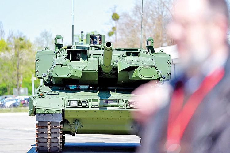 پایان هفت دهه خویشتن‌داری نظامی برلین