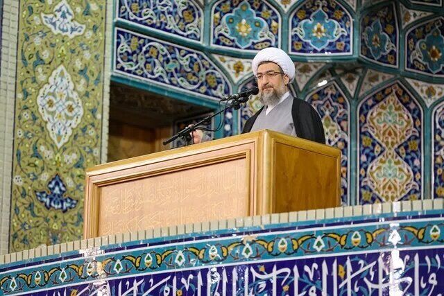 خط و نشان امام جمعه تبریز برای یک کارگردان از تریبون نماز جمعه/ شما چه‌کاره هستید؟/ فکر می‌کنید از هنر سررشته دارید؟