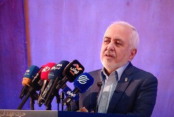 ظریف: وقتی زنان یا نحوه پوشش آن‌ها را تهدید تصور کنیم، همان به تهدید تبدیل می‌شود