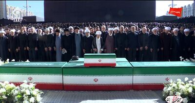 اقامه نماز بر پیکر رهبر شهید انقلاب به امامت آیت الله سبحانی+ فیلم