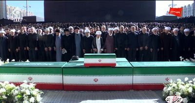 اقامه نماز بر پیکر رهبر شهید انقلاب به امامت آیت الله سبحانی+ فیلم