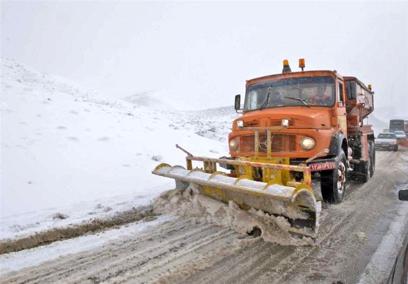 برف جاده فیروزکوه را مسدود کرد