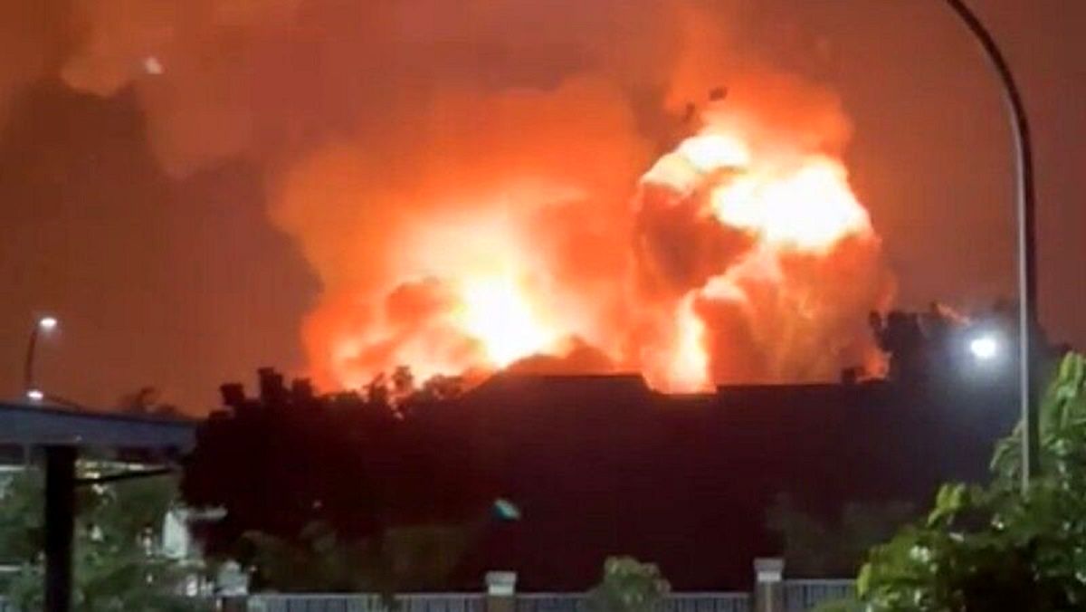 یک مرکز مهمات در اندونزی آتش گرفت / شنیده شدن صدای چند انفجار