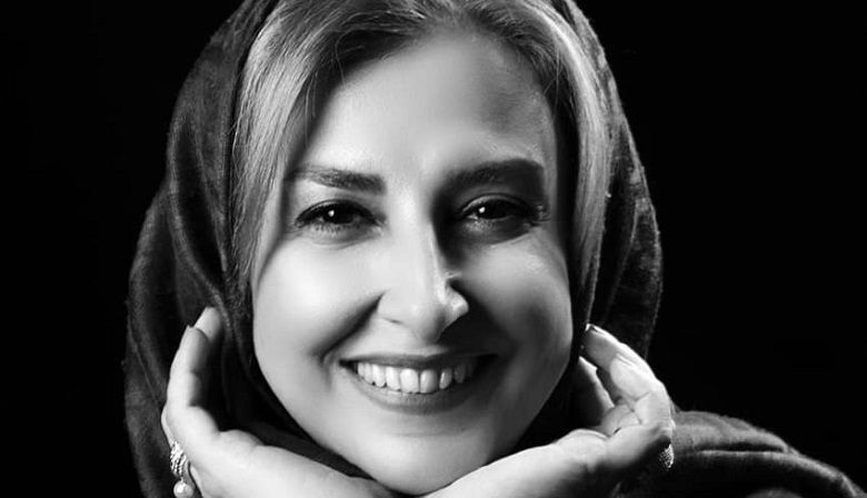 چهره غم‌ زده مرجانه گلچین بر سر مزار خواهرش/ عکس