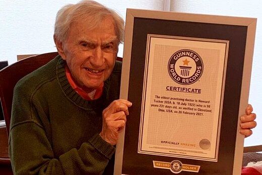 این مرد مسن‌ترین پزشک جهان است/ عکس 