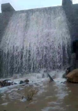 سرریز شدن این سد پس از بارندگی‌ها + عکس