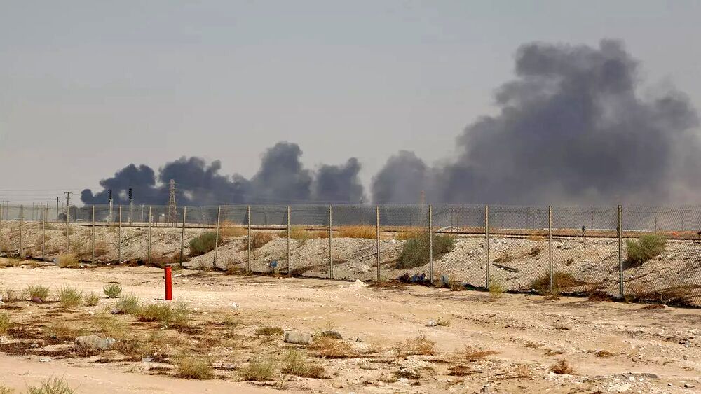 آتش گرفتن پایانه نفتی عربستان بر اثر اصابت موشک