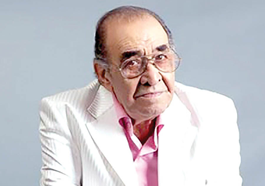 ایرج در شیراز روی صحنه می‌رود