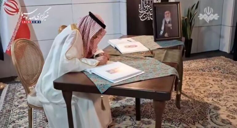 یادداشت معاون وزیر خارجه عربستان در دفتر یادبود رهبر شهید انقلاب +فیلم